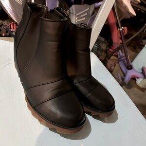 Winter shoes, wedge, super comfortable. Brand new never wore them